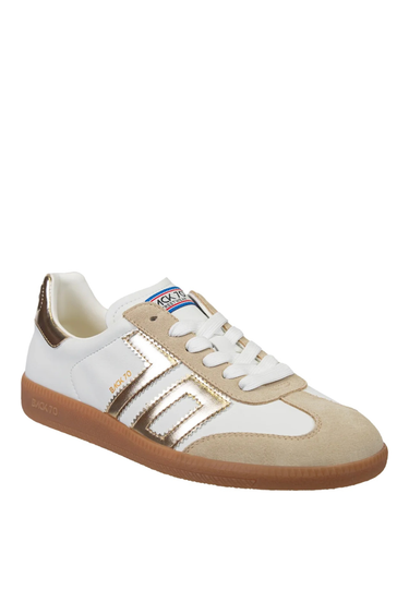 White and gold Back 70 retro low-top sneakers with beige suede toe cap and eyelet details, white laces, and a brown gum rubber sole, displayed on a white background.